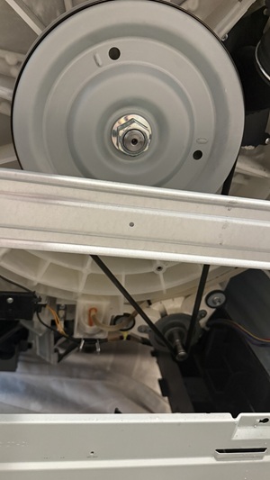 洗濯機の裏側を開けてベルトが見える